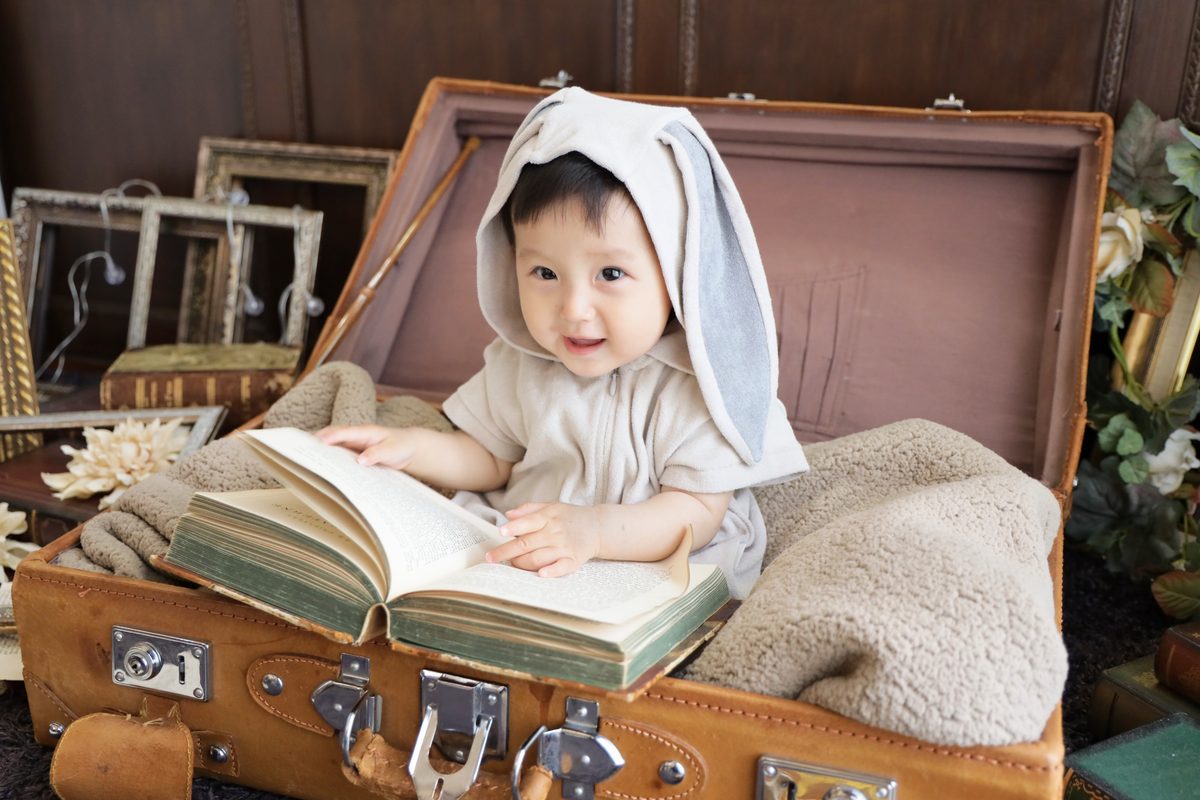 くつろいだ雰囲気で撮影を楽しむ赤ちゃん