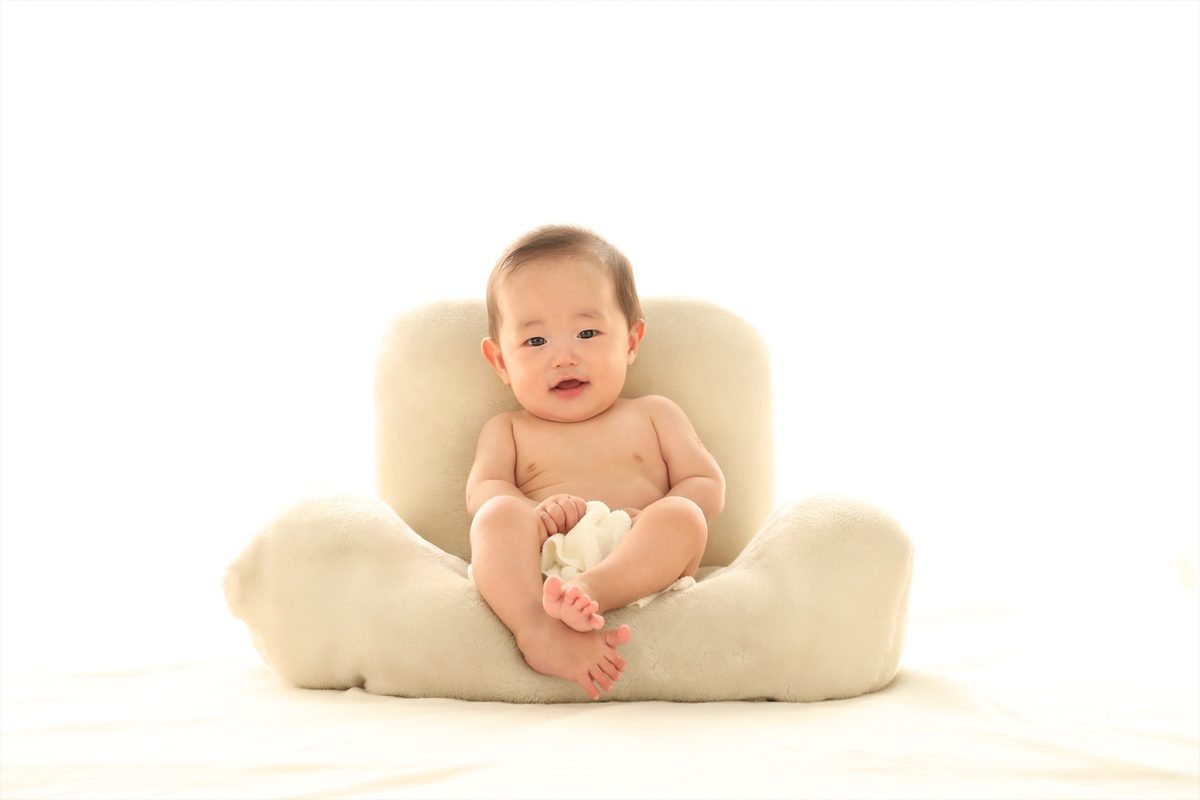 自然光の中で撮影された赤ちゃん