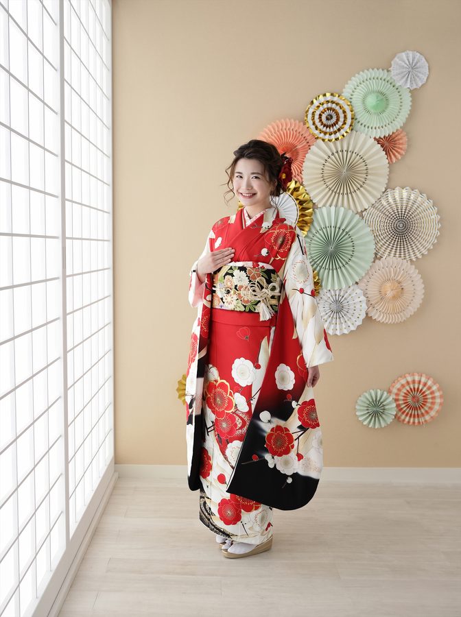 振袖姿で微笑む女性