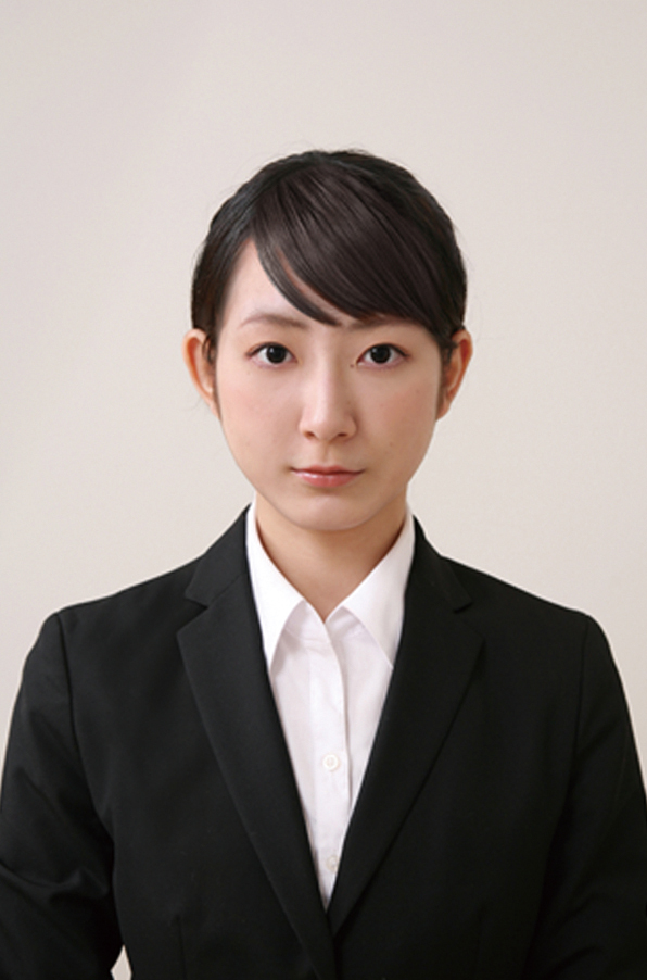 黒のスーツに白シャツを合わせた女性の履歴書用バストアップ