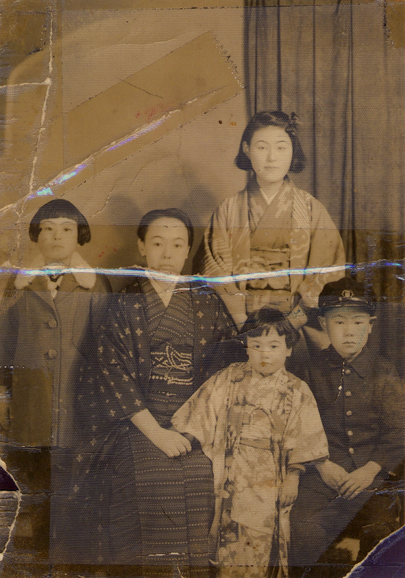 修復前：大きく破損した写真